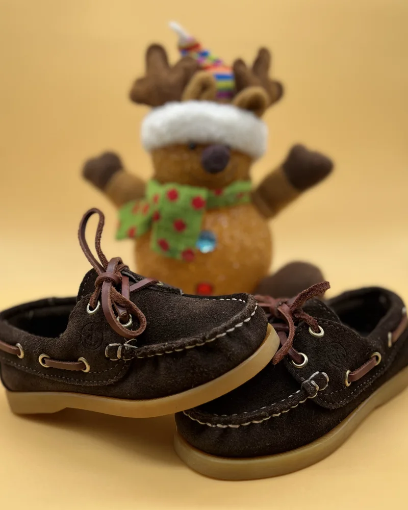 Náuticos kids en gamuza chocolate, con cordones de cuero
